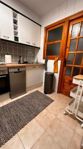 - une cuisine avec des placards blancs et une porte en bois dans l'établissement apartamento de Los Locos, à Torrevieja 30 autres photos
