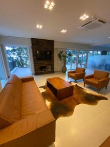 een woonkamer met een bank en een salontafel bij Lindo flat no Serra Class in Canela