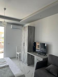 TV a/nebo společenská místnost v ubytování Suli Beach Apartments