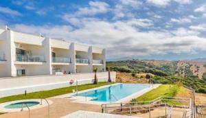 un gran edificio blanco con piscina en Apartamento Musa Tarifa, en Tarifa