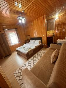 Großes Zimmer mit einem Bett und einem Sofa in der Unterkunft Han PANSİYON in Çaykara + 39 Fotos