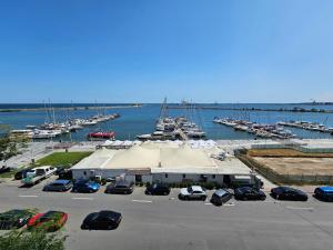 un aparcamiento con coches estacionados frente a un puerto deportivo en Blue Marina Sea View, en Mangalia 10 fotos más