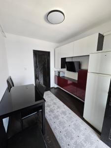 Una sala de estar con un escritorio y una cama. en Blue Marina Sea View, en Mangalia