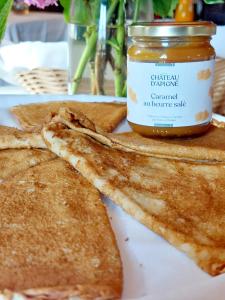 een bordje gegrilde kaassandwiches en een pot jam bij Château D'Apigné Rennes in Le Rheu