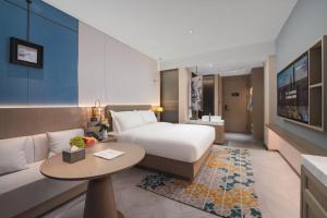 A bed or beds in a room at Mehood Lestie, Liangshan Huidong Administrative Service Center