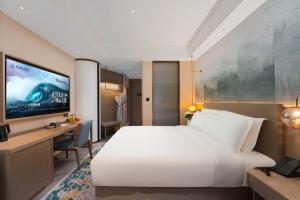 A bed or beds in a room at Mehood Lestie, Liangshan Huidong Administrative Service Center