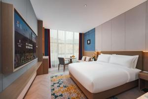A bed or beds in a room at Mehood Lestie, Liangshan Huidong Administrative Service Center