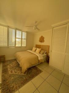 En eller flere senge i et værelse på Surfers Paradise - 2B 2bath Oceanview apartment + 18 billeder