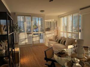 Et opholdsområde på Surfers Paradise - 2B 2bath Oceanview apartment