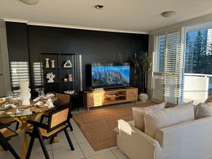 Et tv og/eller underholdning på Surfers Paradise - 2B 2bath Oceanview apartment