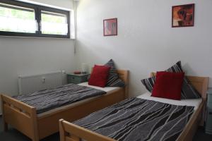 two twin beds in a room with a window at Ruhig gelegene Wohnung mitten im Herzens von Wolfhagen in Wolfhagen