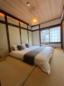 Una cama o camas en una habitación de 关西机场难波梅田直达花園町の夢旅人