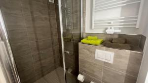 ein Bad mit einer Dusche und einem gelben Handtuch in der Unterkunft Ferienhaus Vier Jahreszeiten in Bad Sachsa + 49 Fotos