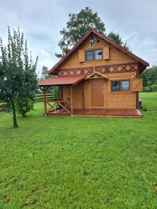 LudomyOsada Drzonek的绿草地上的一间大木屋