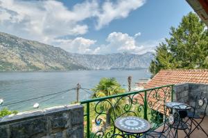 ein Balkon mit Blick auf ein Gewässer in der Unterkunft Waterfront house overlooking Kotor Bay by MN Property in Donji Stoliv