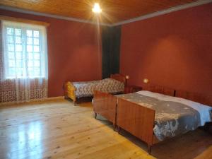 una camera da letto con un letto, un divano e una finestra di Guest House Waterfall a Mazeri