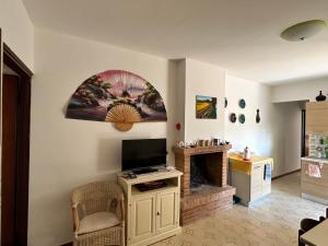 a living room with a tv and a fireplace at La quiete tra le montagne in Apiro