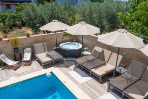 Bazén v ubytování Vellum Luxury Living nebo v jeho okolí