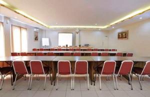 ein Konferenzraum mit einem großen Tisch und Stühlen in der Unterkunft The Bali Rama City Hotel in Denpasar