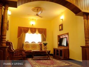 TV a/nebo společenská místnost v ubytování 6 Large Bedrooms house at kottayam town #812!983!5682
