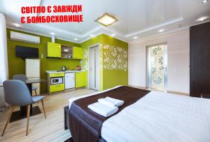 Un dormitorio con una cama grande y una cocina. en Guest house "Golden Gate 911 ", en Kiev