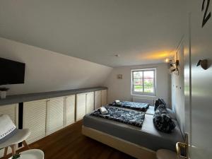 ヴェスターラントにあるPrivates Domizil auf Sylt in Strandnäheのベッドと窓のある寝室
