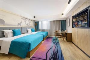 una camera d'albergo con due letti e una scrivania di Mehood Lestie, Shenyang Zhongjie North Station a Shenyang
