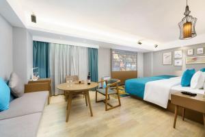 una camera d'albergo con un letto e un tavolo di Mehood Lestie, Shenyang Zhongjie North Station a Shenyang