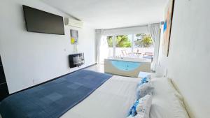 TV i/ili zabavni centar u objektu Junto a la Playa del Cristo,Terraza,Puerto a 3min