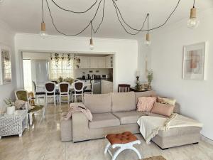 a living room with a couch and a table at Sunshine, casa de campo e praia, estilo e conforto, espaço e privacidade, perfeita para as suas férias em Olhão in Moncarapacho +36 photos
