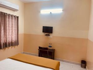 TV a/nebo společenská místnost v ubytování Hotel Deccan Park, Tirupati