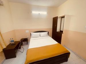 Postel nebo postele na pokoji v ubytování Hotel Deccan Park, Tirupati + 16 fotografií