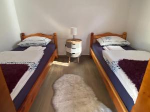 Una cama o camas en una habitación de Wolf pit
