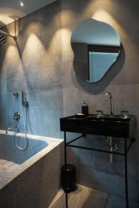 Un baño con un lavabo y un espejo en la pared. en Horse Shoe House, en Chiaverano