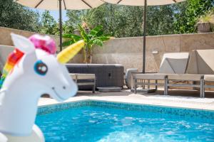 Bazén v ubytování Vellum Luxury Living nebo v jeho okolí
