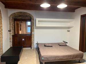 a bedroom with a bed and a table in it at La casa del tulipano in Bernalda