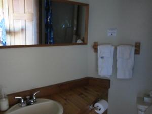 
A bathroom at Aurora Bayside Inn
