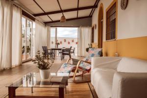 a living room with a couch and a table at Casa Rural Entreolivos in Baena