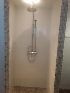 Bilik mandi di Chambre d'hôte équipée avec terrasse verdoyante