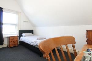 Ένα ή περισσότερα κρεβάτια σε δωμάτιο στο Pebbles guest house room 21