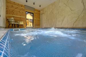 Espacio Resort - Pool & Spa内部或周边的泳池