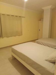 Postel nebo postele na pokoji v ubytování Stylish apartment-Ard El Gameia