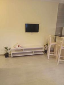 TV a/nebo společenská místnost v ubytování Stylish apartment-Ard El Gameia