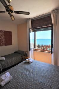 Postel nebo postele na pokoji v ubytování Hotel Aurora + 37 fotografií