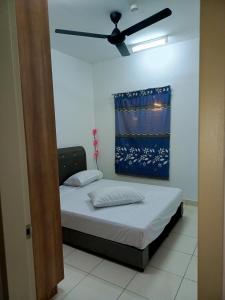 Un pat sau paturi într-o cameră la 1B Peaceful Room Near Airport KLIA KLIA2 Sepang Cyberjaya