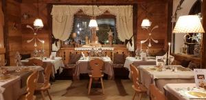 Restaurace v ubytování Hotel Azola