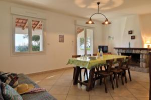 una cucina e una sala da pranzo con tavolo e sedie di Residence Capicciolo a Olmeto