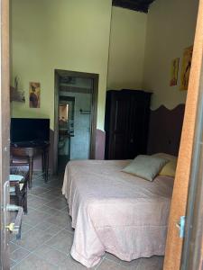a bedroom with a bed and a desk and a television at Il nuovo fiorile in Benevento