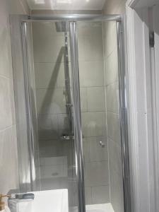 Ένα μπάνιο στο Spacious self-contained studio +11 φωτογραφίες