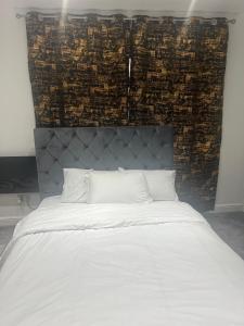 Ένα ή περισσότερα κρεβάτια σε δωμάτιο στο Spacious self-contained studio